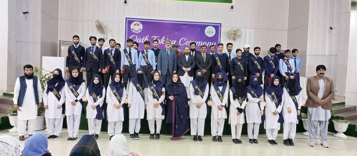 Federal Minister Jehanzeb Khichi visiting the college